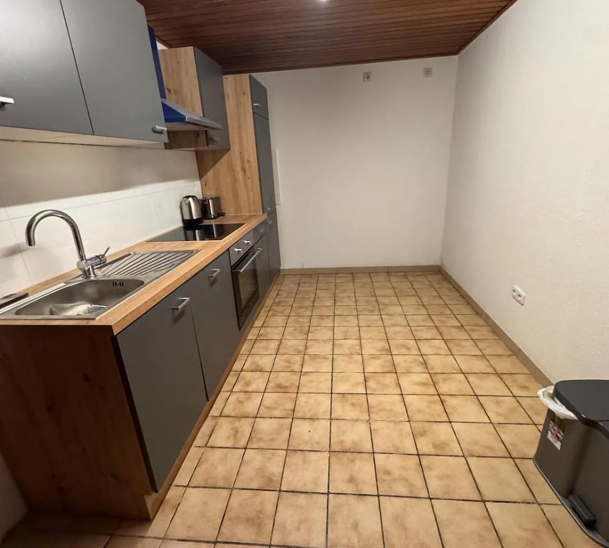 Wohnung In Koeln Porz Am Rhein Mit Kompletter Kueche 0*, Κολωνία
